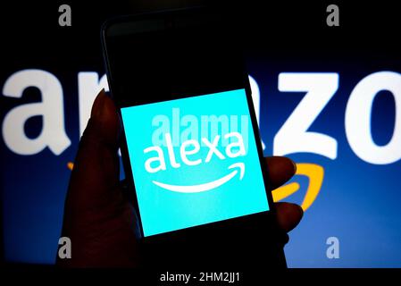 Indien. 06th. Februar 2022. In dieser Abbildung ist ein Alexa-Logo auf einem Smartphone mit einem Amazon-Logo im Hintergrund zu sehen. Kredit: SOPA Images Limited/Alamy Live Nachrichten Stockfoto