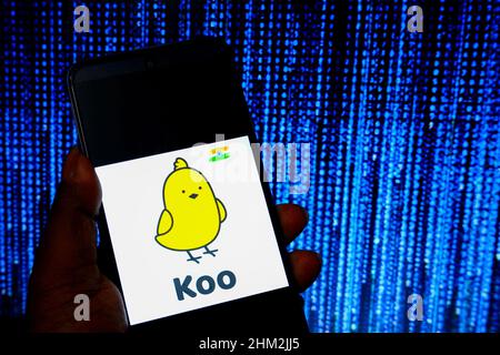 Indien. 06th. Februar 2022. In dieser Abbildung ist ein Koo-Logo auf einem Smartphone zu sehen. Kredit: SOPA Images Limited/Alamy Live Nachrichten Stockfoto