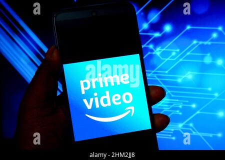 Indien. 06th. Februar 2022. In dieser Abbildung ist ein Amazon Prime Video-Logo auf einem Smartphone zu sehen. Kredit: SOPA Images Limited/Alamy Live Nachrichten Stockfoto