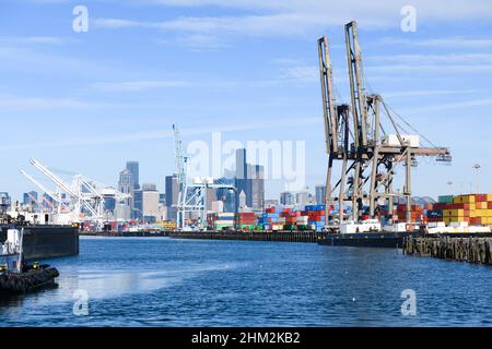 Seattle - 06. Februar 2022; Hafen von Seattle Containerterminal und die Skyline der Stadt mit blauem Himmel und Wasser Stockfoto