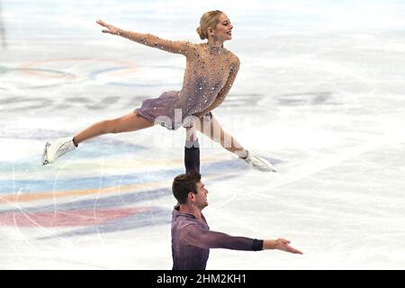 Peking, China. 7th. Februar 2022. Alexa Knierim und Brandon Frazier aus den USA treten am 7. Februar 2022 bei den Olympischen Winterspielen 2022 in Peking im Capital Indoor Stadium beim Pair Figure Skating Team-Wettbewerb auf. Foto von Richard Ellis/UPI Credit: UPI/Alamy Live News Stockfoto