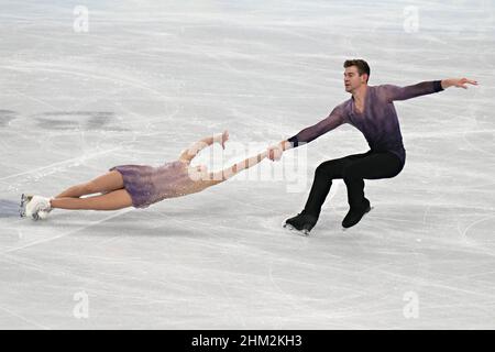 Peking, China. 7th. Februar 2022. Alexa Knierim und Brandon Frazier aus den USA treten am 7. Februar 2022 bei den Olympischen Winterspielen 2022 in Peking im Capital Indoor Stadium beim Pair Figure Skating Team-Wettbewerb auf. Foto von Richard Ellis/UPI Credit: UPI/Alamy Live News Stockfoto