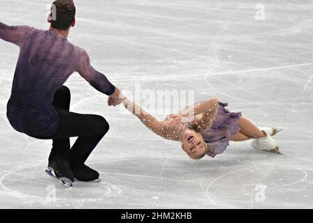 Peking, China. 7th. Februar 2022. Alexa Knierim und Brandon Frazier aus den USA treten am 7. Februar 2022 bei den Olympischen Winterspielen 2022 in Peking im Capital Indoor Stadium beim Pair Figure Skating Team-Wettbewerb auf. Foto von Richard Ellis/UPI Credit: UPI/Alamy Live News Stockfoto