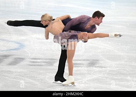 Peking, China. 7th. Februar 2022. Alexa Knierim und Brandon Frazier aus den USA treten am 7. Februar 2022 bei den Olympischen Winterspielen 2022 in Peking im Capital Indoor Stadium beim Pair Figure Skating Team-Wettbewerb auf. Foto von Richard Ellis/UPI Credit: UPI/Alamy Live News Stockfoto