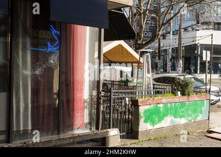 Seattle, USA. 6. Februar 2022. Spät am Tag das Restaurant La Cocina Oaxaquena auf dem Capitol Hill mit Schussschäden nach einem morgendlichen Schießerei. Zwischen zwei Gruppen kam es gegen 2:30 Uhr zu einem angeblichen Schusswechsel, 911 erhielten Berichte über Dutzende von Schüssen. Vier Gebäude wurden von verirrten Kugeln sowie mehreren Wohnungsfenstern und zwei Fahrzeugen getroffen. Niemand wurde verletzt und bisher wurden keine Verhaftungen vorgenommen. Kredit : James Anderson/ Alamy Live Nachrichten Stockfoto