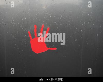 Roter Handprint-Aufkleber auf dem Autofenster, der die MMIWG-Bewegung für Opfer indigener Frauen und Mädchen anzeigt, von denen viele vermisst oder ermordet werden. Stockfoto