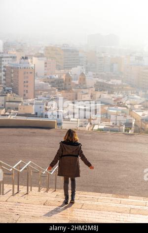 Junger Tourist auf der Treppe des Aussichtspunktes Cerro San Cristobal Spanien. Stockfoto