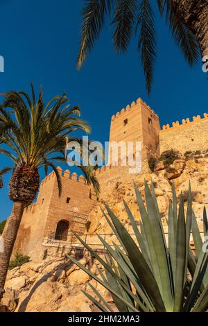 Alcazaba und die Stadtmauer von Almeria, Andalusien. Spanien. Stockfoto