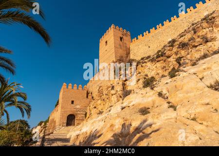 Alcazaba und die Stadtmauer von Almeria, Andalusien. Spanien. Stockfoto