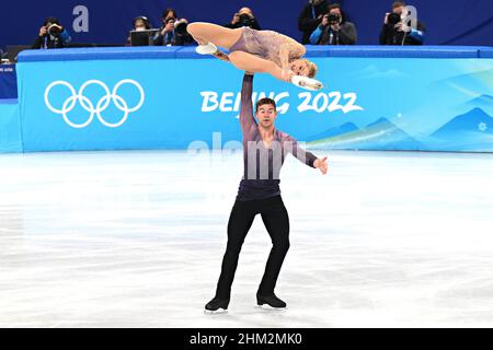 Peking, China. 7th. Februar 2022. Alexa Knierim und Brandon Frazier aus den USA treten am 7. Februar 2022 bei den Olympischen Winterspielen 2022 in Peking im Capital Indoor Stadium beim Pair Figure Skating Team-Wettbewerb auf. Foto von Richard Ellis/UPI Credit: UPI/Alamy Live News Stockfoto
