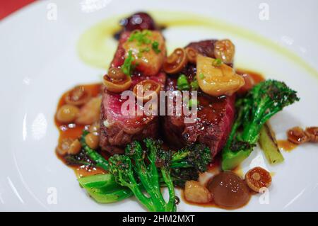 Rotweinbraten vom Rind gegrilltes Steak mit kleinen Pilzen und Brokkoli Stockfoto