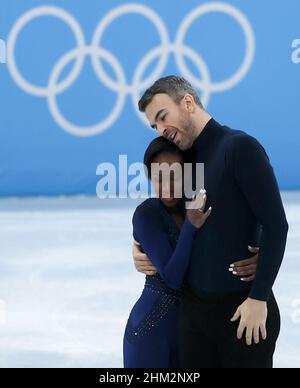 Peking, China. 7th. Februar 2022. Vanessa James (L) und Eric Radford aus Kanada treten beim Eiskunstlauf-Team-Event zum Freilaufen im Capital Indoor Stadium in Peking, der Hauptstadt Chinas, am 7. Februar 2022 auf. Quelle: Cao Can/Xinhua/Alamy Live News Stockfoto