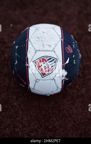 Nahaufnahme eines Fußballs auf dem Turf Field in East Greenwich, USA Stockfoto