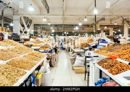 Machatschkala, Russland - Oktober 2021: Getrocknete Früchte und Nüsse werden auf dem Lebensmittelmarkt in der Stadt Machatschkala der Republik Dagestan verkauft. Stockfoto