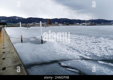 suwa, nagano, japan, 2022/06/02 , Blick auf den gefrorenen See Suwa (Suwa-ko) vom See Suwa Yacht Hafen. Der Suwa-See ist ein See in den Kiso-Bergen, ich Stockfoto