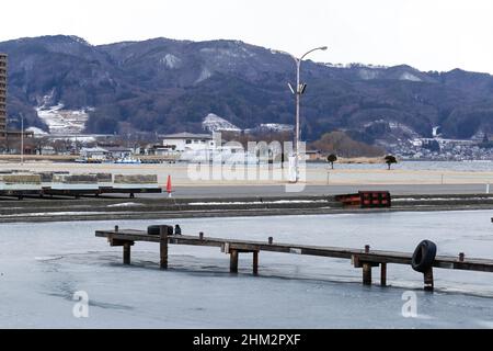 suwa, nagano, japan, 2022/06/02 , Blick auf den gefrorenen See Suwa (Suwa-ko) vom See Suwa Yacht Hafen. Der Suwa-See ist ein See in den Kiso-Bergen, ich Stockfoto