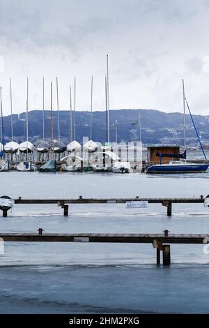 suwa, nagano, japan, 2022/06/02 , Blick auf den gefrorenen See Suwa (Suwa-ko) vom See Suwa Yacht Hafen. Der Suwa-See ist ein See in den Kiso-Bergen, ich Stockfoto