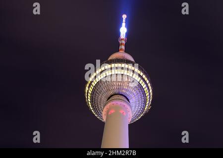 Berlin, Deutschland. 03rd. Februar 2022. Der Fernsehturm am Alexanderplatz. Quelle: Soeren Stache/dpa-Zentralbild/ZB/dpa/Alamy Live News Stockfoto