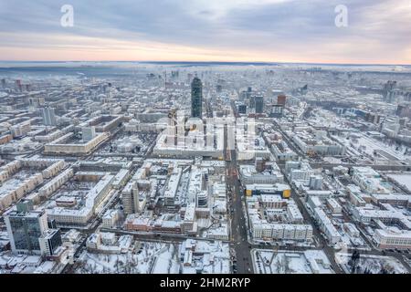 Jekaterinburg Luftpanorama im Winter an bewölktem Tag. Karl-Liebknecht-Straße und Lenin-Allee. Jekaterinburg, Russland Stockfoto