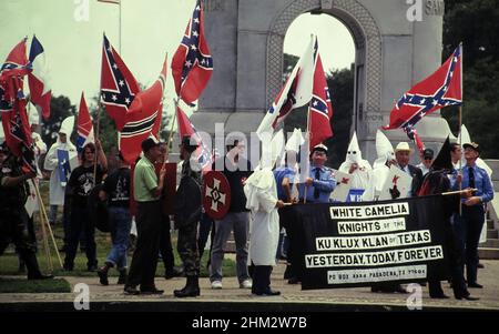 Houston Texas USA, 1990: Mitglieder der weißen Vormachthabergruppe Ku Klux Klan marschieren mit konföderierten Flaggen in die Innenstadt. ©Bob Daemmrich Stockfoto