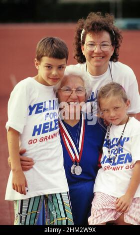 San Antonio Texas USA, 1993: Die Titelmedaillengewinnerin Helen Beauchamp posiert mit stolzen Töchtern und Enkelkinden während der Olympischen Spiele. ©Bob Daemmrich Stockfoto