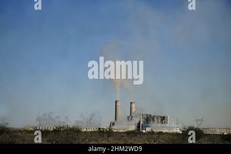 Coahuila Mexiko, 2002: Rauch steigt aus den Kohlekraftwerken Carbon I und Carbon II. ©Bob Daemmrich Stockfoto