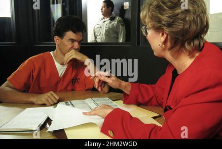 Austin, Texas USA 1997: Rechtsanwältin, rechts, spricht mit einem männlichen Mandanten in Haft im Travis County Gefängnis. HERR EU-221-223 ©Bob Daemmrich Stockfoto