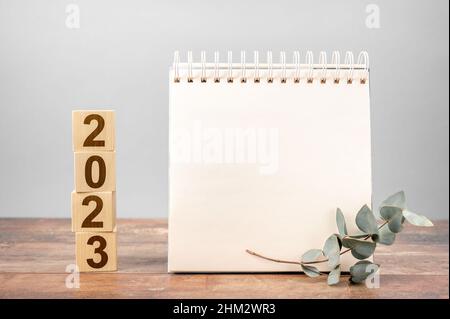 2023 Zeit für Neubeginn. Plan Wörter und 2023 Würfel Holztisch Hintergrund. Neues Jahr. Pläne für 2023, Platz für Ihren Text auf dem Notizblock, Modup-Kalender Stockfoto