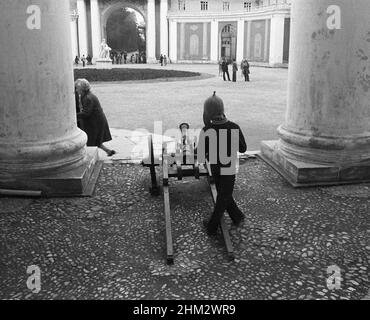 Ein Kind schaut auf eine alte Kanone. Russland, UdSSR, April 1976 Stockfoto