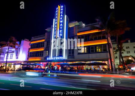 Miami Beach, FL, USA - 2. Februar 2022: Nachtfoto des Breakwater Hotels mit Lichtwegen vor dem Hotel Stockfoto