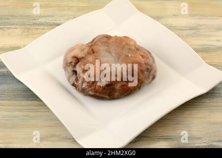 Glasierter, gebackener Apfelkuchen zum Frühstück oder Brunch auf einem weißen Teller Stockfoto