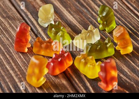 Bunte Bären Gummibonbons auf Holz vintage Hintergrund. Gelee Bonbons in verschiedenen Farben Stockfoto