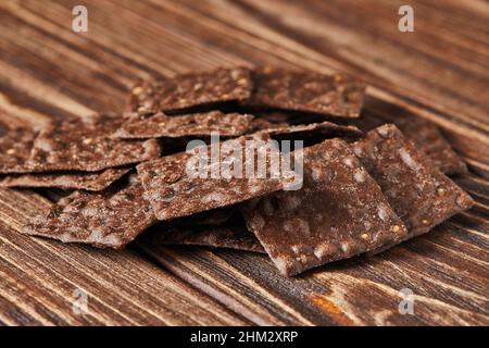 Vollmehl-Cracker in Schokolade auf Vintage-Holzhintergrund Stockfoto