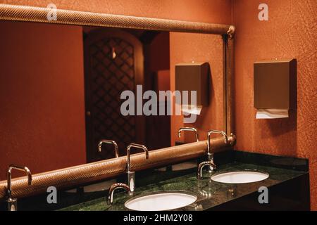 Klassisch moderne Waschbecken mit Chrom-Touch-Wasserhahn und Seifenschale. Stockfoto