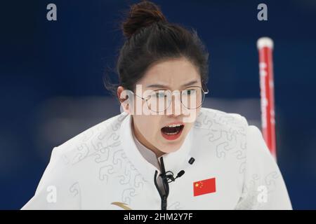 Peking, China. 7th. Februar 2022. Fan Suyuan aus China tritt während des Curling-Mixed-Double-Round-Robin-Events der Olympischen Winterspiele 2022 in Peking zwischen China und der Tschechischen Republik im National Aquatics Center in Peking, der Hauptstadt von China, am 7. Februar 2022 an. Quelle: Liu Xu/Xinhua/Alamy Live News Stockfoto