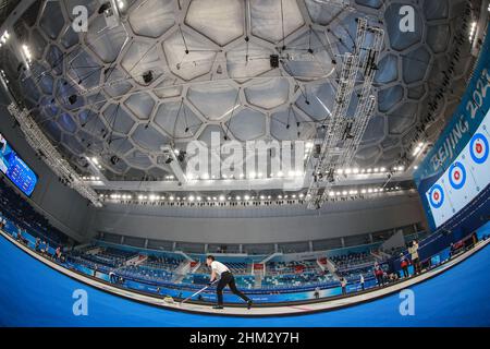 Peking, China. 7th. Februar 2022. Ling Zhi aus China tritt während des Curling-Mixed-Double-Round-Robin-Events der Olympischen Winterspiele 2022 in Peking zwischen China und der Tschechischen Republik im National Aquatics Center in Peking, der Hauptstadt von China, am 7. Februar 2022 an. Quelle: Liu Xu/Xinhua/Alamy Live News Stockfoto
