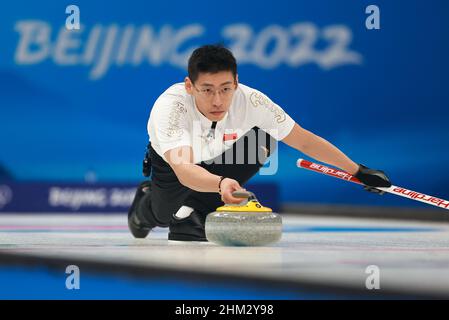 Peking, China. 7th. Februar 2022. Ling Zhi aus China tritt während des Curling-Mixed-Double-Round-Robin-Events der Olympischen Winterspiele 2022 in Peking zwischen China und der Tschechischen Republik im National Aquatics Center in Peking, der Hauptstadt von China, am 7. Februar 2022 an. Quelle: Liu Xu/Xinhua/Alamy Live News Stockfoto