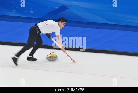 Peking, China. 7th. Februar 2022. Ling Zhi aus China tritt während des Curling-Mixed-Double-Round-Robin-Events der Olympischen Winterspiele 2022 in Peking zwischen China und der Tschechischen Republik im National Aquatics Center in Peking, der Hauptstadt von China, am 7. Februar 2022 an. Quelle: Huang Xiaobang/Xinhua/Alamy Live News Stockfoto