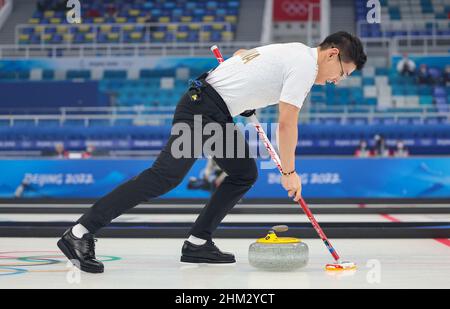 Peking, China. 7th. Februar 2022. Ling Zhi aus China tritt während des Curling-Mixed-Double-Round-Robin-Events der Olympischen Winterspiele 2022 in Peking zwischen China und der Tschechischen Republik im National Aquatics Center in Peking, der Hauptstadt von China, am 7. Februar 2022 an. Quelle: Liu Xu/Xinhua/Alamy Live News Stockfoto
