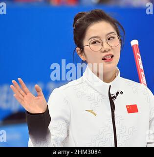 Peking, China. 7th. Februar 2022. Fan Suyuan aus China reagiert während des Eisstockschiessen-Doppel-Round-Robin-Events der Olympischen Winterspiele 2022 in Peking zwischen China und der Tschechischen Republik im Nationalen Wassersportzentrum in Peking, der Hauptstadt von China, am 7. Februar 2022. Quelle: Huang Xiaobang/Xinhua/Alamy Live News Stockfoto