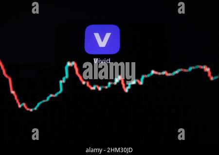 Rottweil, Deutschland. 06th. Februar 2022. Das Logo von Vivid spiegelt sich in einem Display eines MacBook wider, wobei auf dem Monitor ein Candlestick-Chart einer Kryptowährung zu sehen ist. Die Berliner Smartphone-Bank Vivid nähert sich nach einer Finanzierungsrunde einer Milliardenbewertung. Kunden können ihr Geld auch in Aktien, Fonds, Kryptowährungen und andere Finanzprodukte in der Vivid App investieren. Kredit: Silas Stein/dpa/Alamy Live Nachrichten Stockfoto