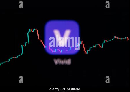 Rottweil, Deutschland. 06th. Februar 2022. Das Logo von Vivid spiegelt sich in einem Display eines MacBook wider, wobei auf dem Monitor ein Candlestick-Chart einer Kryptowährung zu sehen ist. Die Berliner Smartphone-Bank Vivid nähert sich nach einer Finanzierungsrunde einer Milliardenbewertung. Kunden können ihr Geld auch in Aktien, Fonds, Kryptowährungen und andere Finanzprodukte in der Vivid App investieren. Kredit: Silas Stein/dpa/Alamy Live Nachrichten Stockfoto