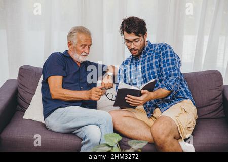 Junger Mann Bildung Beratung smart Papa zu Hause Stockfoto