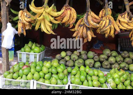 Lumajang, Indonesien - 13. Januar 2022: Pisang Tanduk oder Pisang Agung und Pisang Mas Kirana Verkäufer, auf einem traditionellen Markt. Ideal für den Hintergrund Stockfoto