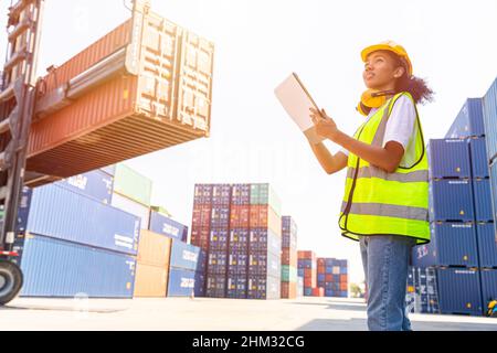 Junge Jugendliche Frauen glücklich Mitarbeiter arbeiten gerne Container laden in der Logistik-Port-Industrie Stockfoto