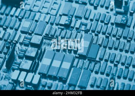 IC-Platine (Electronic Integrated Circuits) mit Mikrochip des digitalen Controllers für den Hintergrund. Stockfoto