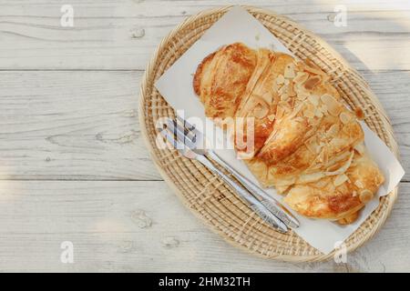 Croissant lecker leckeres hausgemachtes französisches Brot auf Holz Hintergrund. Stockfoto