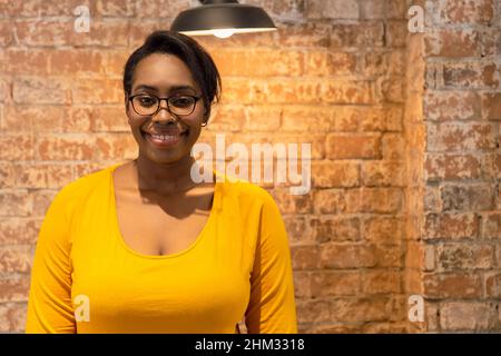 Portrait afrikanisch schwarz Business Frauen Mitarbeiter plus Größe glückliches Lächeln Stockfoto