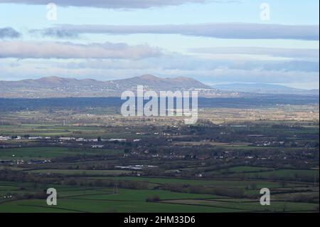 Blick vom Crickley Hill Country Park in der Nähe von Cheltenham, Gloucestershire auf die Malvern Hills. Stockfoto