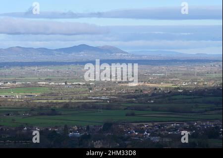 Blick vom Crickley Hill Country Park in der Nähe von Cheltenham, Gloucestershire auf die Malvern Hills. Stockfoto